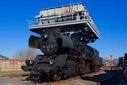 50 3628 unter dem Kohlebunker - gut erkennbar das braun gestrichene Fahrwerk, eine Sparvariante der DR, welche bis Ende der DDR aufkam.