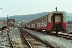 T�lesbahn (W�rttembergische Eisenbahngesellschaft WEG): Esslinger VT 405 (zweite Produktionsserie) vor dem Bahnhofsgeb�ude (1983)