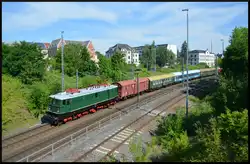 Der PRESS „Holzroller“ 242 001-6 f�hrt am Sonntagmorgen, 21.06.2026, p�nktlich mit dem „St�rtebeker-Express“ DZ 1829 Bergen auf R�gen - Zwickau/Sachs.