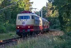 Lok 103 113 mit dem Museums IC „Kap Arkona“ zwischen Binz und Lietzow auf der R�ckfahrt zum Hbf Essen.