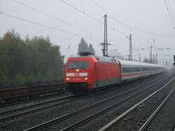 BR 101 130-3 mit Metropolitan Wagen als IC 1818 , in Richtung  Essen Hbf.,H�he BO - Ehrenfeld.(21.10.2007)  