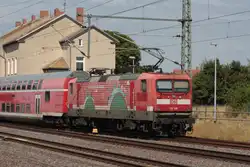 Am 15.07.2026 schob 112 108 ihren RE3 nach Stralsund aus dem Bahnhof Z�rnigall.