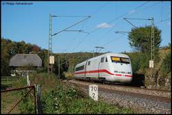 401 555-8 schiebt am Nachmittag des 29.10.07 ihre ICE-Wagengarnituren in Richtung Geislinger Steige/Stuttgart, hier am Streckenkilometer 70,2 der Filsbahn, bei Urspring, aufgenommen.