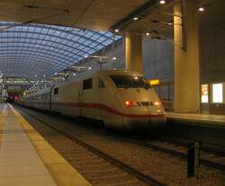 Am Abend des 04.11.2007 steht dieser 402 als ICE 945 nach Berlin Ostbahnhof in K�ln/Bonn Flughafen.