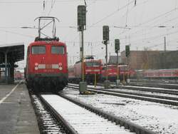 110 416-5 stand am Nachmittag des bei uns etwas verschneiten 10.11.2007 abfahrbereit zusammen mit einer RegionalBahn im Aalener Bahnhof; Zugziel war Donauw�rth.