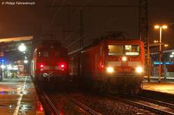 110 454-6 & 143 880-4 stehen mit ihren N-Wagen-Garnituren am Abend des 12.12.07 in Aalen.