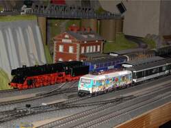 Die 120 129 (Weihnachtslok) mit einem IC und die 05 003 mit einem Sonderzug im Bahnhof und wahrten auf Ausfahrt.