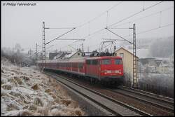 110 425-6 schiebt am 27.12.07 eine f�r die Filsbahn typische RegionalBahn-Garnitur nach Ulm Hbf, aufgenommen bei Halzhausen.