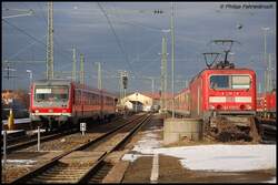 W�hrend sich 143 239-2 mit ihrer Ex-Silberling-Garnitur auf Abstellgleis 132 des Aalener Bahnhofs �ber das Wochenende ausruht, verl�sst 628 344-4 Aalen als RE 22526 nach Ellwangen.