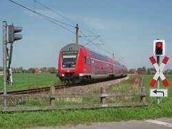 146 125-0 mit ein Wendezug auf die eingleisige Strecke zwischen Nordeich Mole und Emden bei Engerhafe am 4-5-2006.