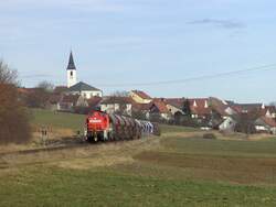 Hier hat es die 294 898 bereits geschafft und rollt mit ihrem G�terzug wieder den Berg hinunter.