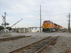 Ein BNSF Zug an einem Bahn�bergang in Rosenberg bei Houston (Texas).