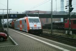185 583 der HVLE H�he Peine Bahnhof mit Dieselschwester  vor Kesselwagenzug.