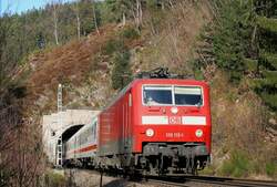 Der Wochenend-IC 2005 mit der Hamburger 120 115-1 am 23.02.08 auf der Fahrt �ber die Schwarzwaldbahn.