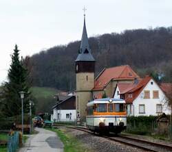 MAN VT 27 auf dem Weg nach H�ffenhardt am bekannten Kirchenmotiv in Untergimpern, 17.03.08.