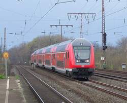 Der RE2 nach M�nster in Westfalen mit einer 4 Teiligen Doppelstockgarnitur und einem 766.4 Steuerwagen, durchf�hrt oder besser gesagt 