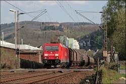 185 229 ist unterhalb des Schlosses Hohenlimburg mit dem Coilzug 47056 nach Hamm(Westf) unterwegs.