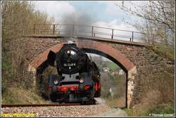 Dieses Bild der Charterfahrt ins Erzgebirge am 26.04.08 mit dem Museumszug des SEM entstand an der kleinen steinernen Feldwegbr�cke  bei Kemtau im Zw�nitztal.