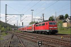 Die DB wird man noch lange im Regionalverkehr im Siegtal erleben k�nnen: 111 117 verl�sst mit dem RE9, (RE 4861) 