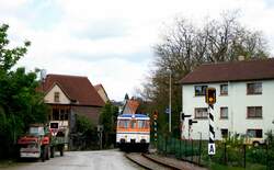 Obergimpern - Nebenbahnatmosph�re pur: Ein kleines Dorf, ein alter Traktor, ein alter Mercedes und mittendrin ein alter Triebwagen, der gerade in vielen Kurven den kleinen Ort durchf�hrt.