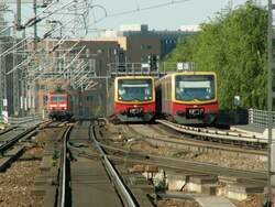 W�hrend sich zwei S-Bahnz�ge auf der Stadtbahn kreuzen,kommt auch noch ein Regionalzug RE 7 mit 143 931-4 nach W�nsdorf-Waldstadt.N�chster Halt Hauptbahnhof.