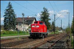 212 036 verl�sst zur Vormittagszeit des 03.05.08 mit Hp2 zeigendem Formsignal als Tfzf 92872 von Weilheim(Obb) nach Heilbronn den Goldsh�fer Bahnhof in Richtung Aalen.