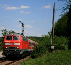 Mit einem angeh�ngten Regionalexpress von Heilbronn nach Mannheim ist 218 477 am 13.05.08 bei Steinsfurt unterwegs.
