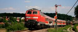 Bei Hoffenheim zieht 218 483 am 13.05.08 einen Regionalexpress von Heilbronn nach Mannheim.