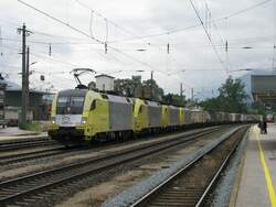 Ein Lokomotion G�terzug, angef�hrt von ES 64 U2 029, durchf�hrt am 22.5.2008 Brixlegg.