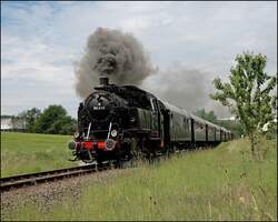 Die Sonne lacht als die 80 039 mit dem Dampfzug nach Hemer unterwegs ist.