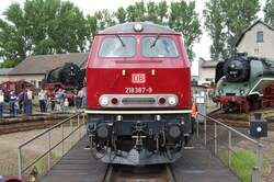 Eingerahmt im Hintergrund von den beiden Paradedampfern 01 1056 und der 18 201 steht die 218 auf der Drehscheibe in Darmstadt-Kranichstein, die hier ein herrliches Programm abgespult hatten.