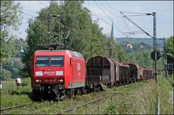 145 015 bringt bei Oberwengern einen G�terzug Richtung Witten.