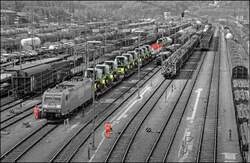 Impression im Rangierbahnhof Hagen-Vorhalle: M�hdrescher CLAAS DOMINATOR BO sind auf Tiefladewagen TWA 800 der Transwaggon, 2-teilig verladen.