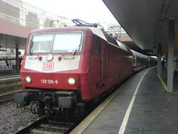 120 126-8 (orientrot) steht mit ihrem IC 2359 von K�ln Hbf nach Stralsund in D�sseldorf Hbf am 13.04.08 bereit zur Abfahrt.