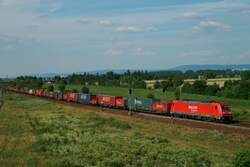185 299 bespannt einen KLV-Zug Richtung Karlsruhe und ist am Abend des 18.06.08 bei Neulu�heim unterwegs.