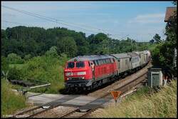 225 078 bringt zur Mittagszeit des 22.06.08 RabZ 94707 von N�rdlingen nach Stuttgart, aufgenommen am Km 77,6 der Remsbahn (KBS 786) in H�he Aalen-Oberalfingen (am Zugschluss befindet sich 225 007).