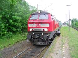 218 407-5 steht als LZ nach L�beck Hbf im Reinfelder Bf und wartet auf den Gegenzug, da aufgrund von Elektrifizierungsarbeiten nur ein Gleis zur Verf�gung steht.