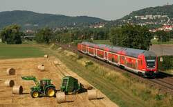 Ein Doppelstocksteuerwagen am Abend des 15.