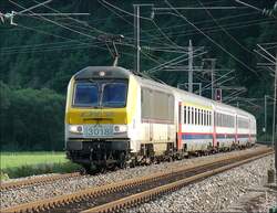 Am 10.07.08 f�hrt E-Lok 3018 mit belgischer Zuggarnitur aus Richtung Luxemburg in Erpeldange/Ettelbr�ck an mir vorbei.