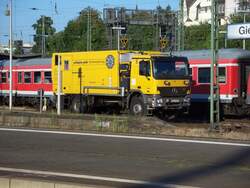 Messfahrzeug eines privat Unternehmens, basis ist ein Atego LKW mit Schienenrads�tzen und Antrieb �ber die Hinterachse auf Rollen zum hinteren Radsatz, eine zus�tliche Fahrerkabine ist im Aufbau
