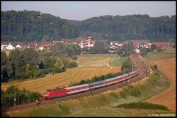 120 106 bringt am Morgen des 24.07.08 CNL 261 Paris Est - M�nchen Hbf ab Stuttgart Hbf bis M�nchen Hbf, aufgenommen am Km 72,2 der Filsbahn (KBS 750) bei Lonsee.