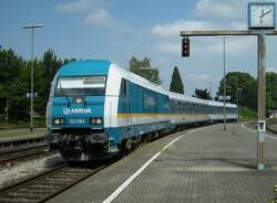 Auch hier setzt die Uhr eine eckigen Bildgestaltungpunkt, Grund zum Einbezug der Uhr, war aber eher die harmonisch zum ALEX passende Farbe; 223 062 mit Alx 86208 aus M�nchen trifft am 28.