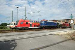 Hinter mir die Fotogafenmeute und vor mir die Lokparade anl�sslig zum Tag der offenen T�r im Wagenwerk M�nchen-Pasing und dessen 70j�hrigen Bestehens mit 420 001, einem sch�bigen Dosto (dahinter die