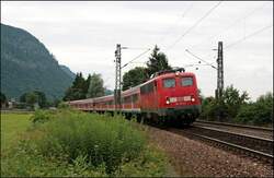 110 223 ist mit dem RE 30103 von Rosenheim nach Kufstein unterwegs und legt sich beim Kloster Raisach in die Kurve.