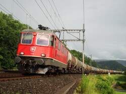 Re 4/4 II 11340 mit Kesselwagen bei Tecknau am 08.07.2008