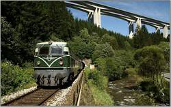 Aus dem S�dportal des Twimbergertunnel f�hrt Diesellok 2050 04 mit Sonderzug 19815 von Leoben nach Lavam�nd.