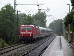 120 106-8 mit ICE-Ersatzzug (Kp-Reserve) bei der Durchfahrt Singen-Landesgartenschau.
