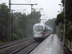 ICE-T Br 411 als ICE 184 Z�rich HB - Stuttgart Hbf bei der Durchfahrt Singen-Landesgartenschau.