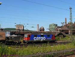Schweizer Lok vor dem Hintergrund des Weltkulturerbes V�lklinger-H�tte im Saarland: Die SBB-Cargo Lok 421-377 rangiert mit Torpedopfannenwagen mit fl�ssigem Stahl f�r die Saarstahl AG in V�lklingen.