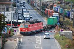 1044 094 samt Containerzug bei der Ausfahrt aus dem Donaukaibahnhof Richtung Erdberger L�nde (27.8.2008)